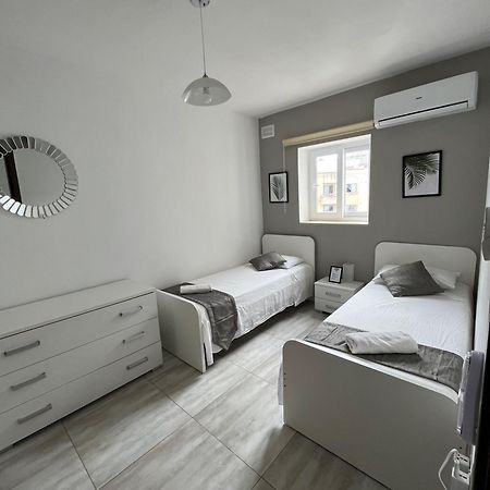F4 Room 3, Private Room Two Single Beds Shared Bathroom Msida Exterior foto