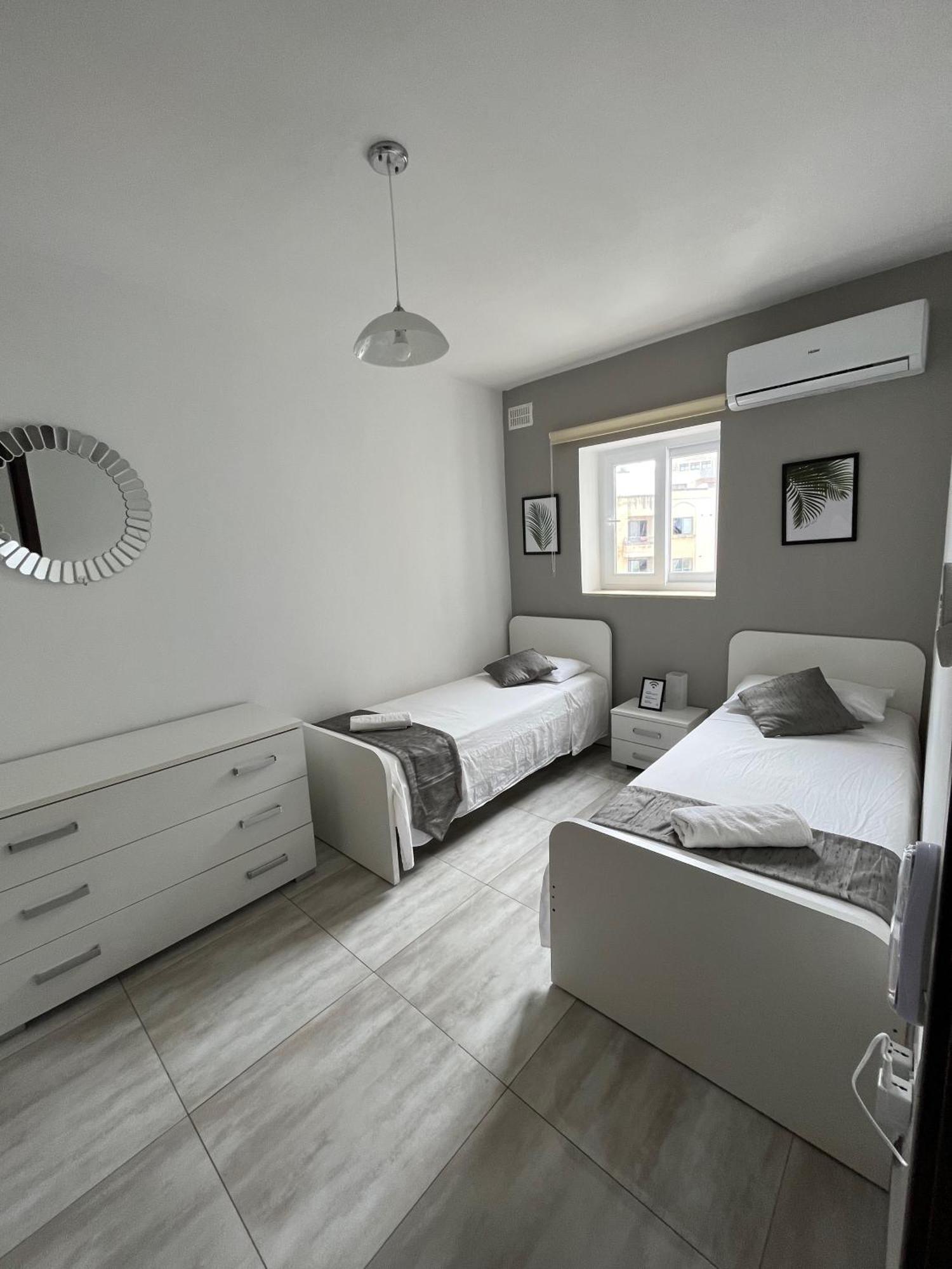 F4 Room 3, Private Room Two Single Beds Shared Bathroom Msida Exterior foto